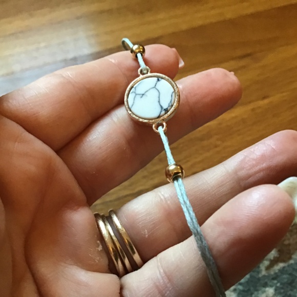 2xHP๐Boutique Howlite set of 4 beaded bracโฆ - Picture 5 of 9